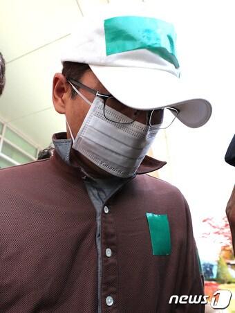 본문 이미지 - 엔씨소프트 윤송이 사장의 부친이자 김택진 대표의 장인 윤모씨(68)를 살해한 피의자 허 씨(41)가 29일 오후 경기도 여주시 수원지방법원 여주지원에서 열린 영장실질심사를 마친 후 호송차에 탑승하고 있다. 경찰 관계자는 허 씨에 대한 구속영장 발부 여부는 이날 중 결정될 예정이라고 밝혔다. 2017.10.29/뉴스1 ⓒ News1 오장환 기자