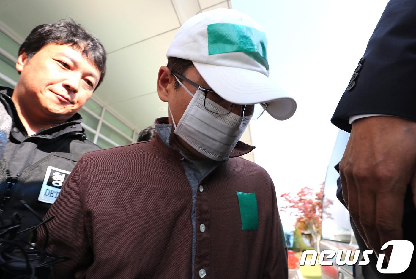 엔씨소프트 윤송이 사장의 부친이자 김택진 대표의 장인 윤모씨(68)를 살해한 피의자 허 씨(41)가 29일 오후 경기도 여주시 수원지방법원 여주지원에서 열린 영장실질심사를 마친 후 호송차에 탑승하고 있다. 2017.10.29/뉴스1 ⓒ News1 오장환 기자