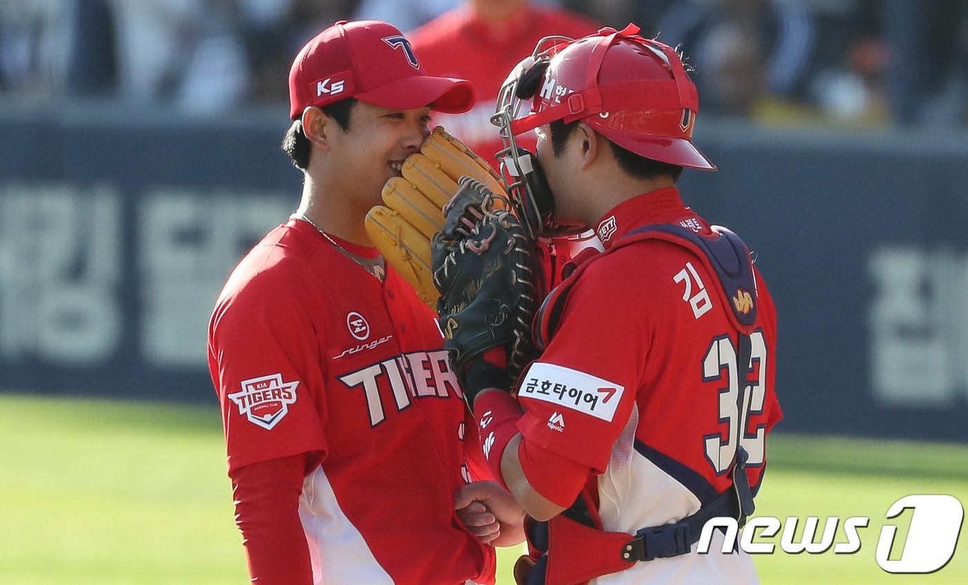  '2017 타이어뱅크 프로야구 포스트시즌' 한국시리즈 4차전 KIA 타이거즈와 두산 베어스의 경기 6회말 2사 2루 상황에서 KIA 선발 임기영이 포수 김민식과 대화를 나누고 있다. /뉴스1 DBⓒ News1 허경 기자
