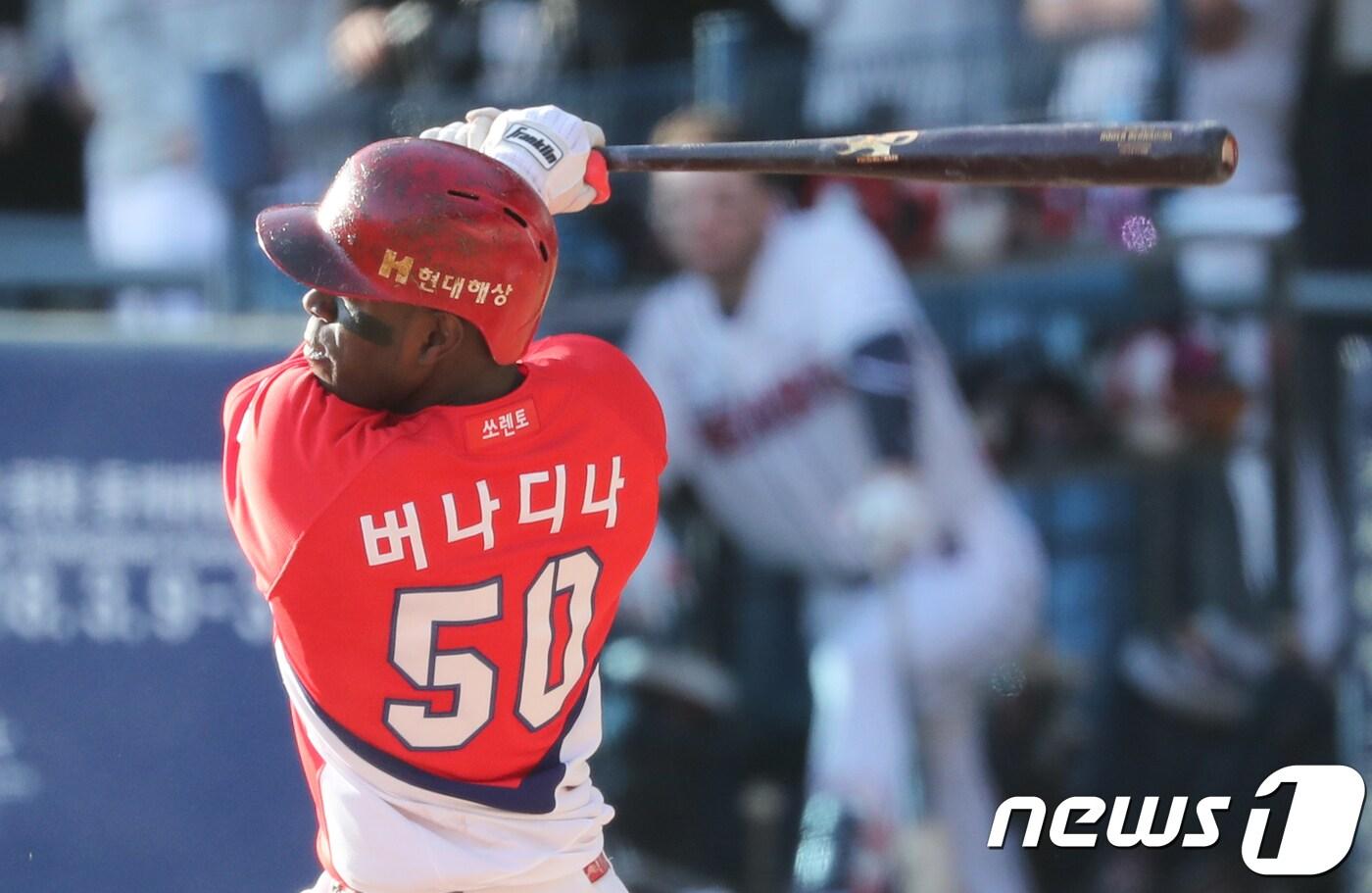 29일 오후 서울 잠실야구장에서 열린 '2017 타이어뱅크 프로야구 포스트시즌' 한국시리즈 4차전 KIA 타이거즈와 두산 베어스의 경기 7회초 2사 1,3루 상황에서 KIA 버나디나가 1타점 적시타를 날리고 있다. 2017.10.29/뉴스1 ⓒ News1 허경 기자