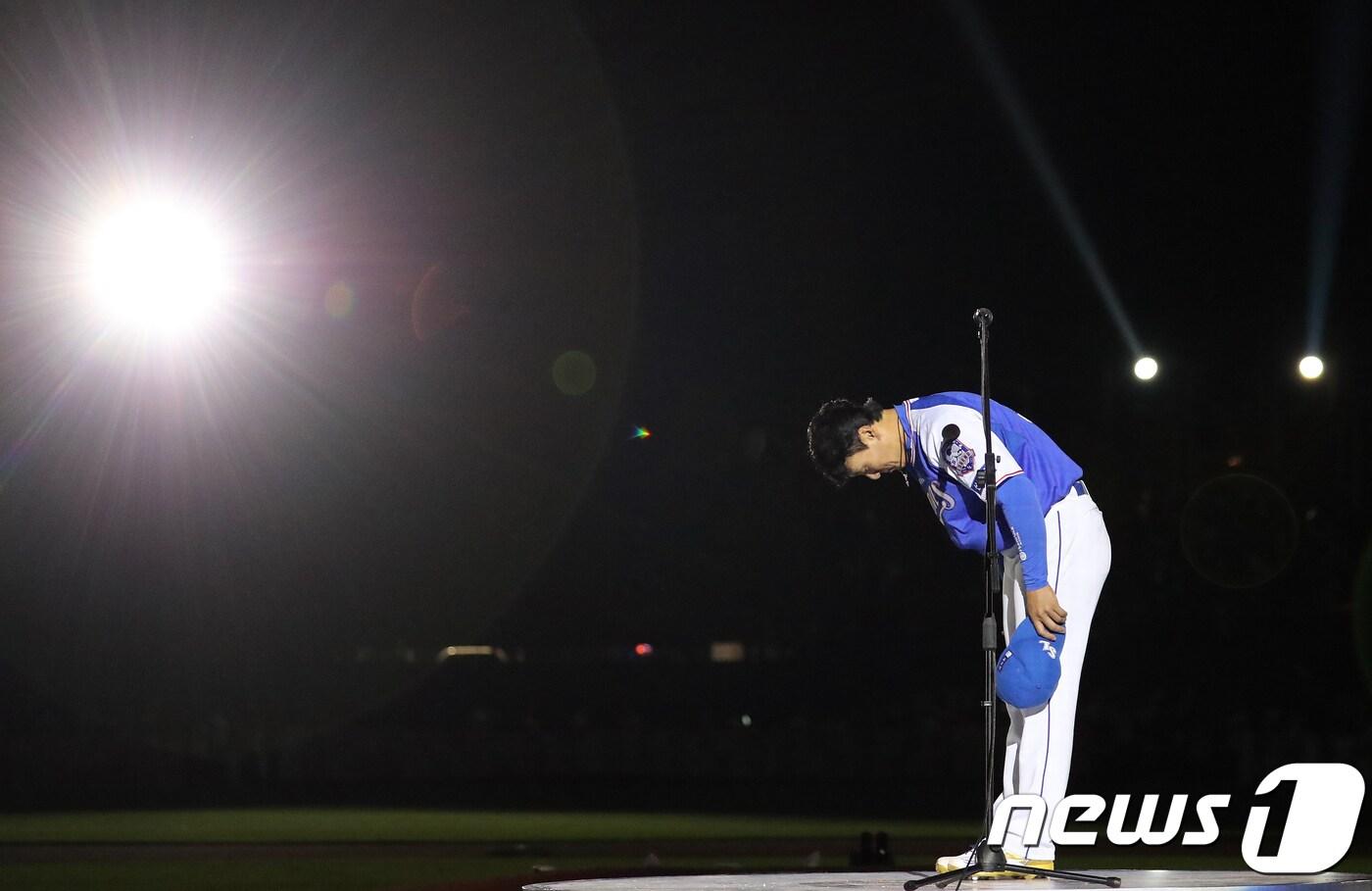 본문 이미지 - 이승엽 삼성라이온즈 선수가 3일 오후 대구 삼성라이온즈파크에서 열린 은퇴식에서 팬들에게 인사하고 있다. 2017.10.3/뉴스1 ⓒ News1 이종현 기자