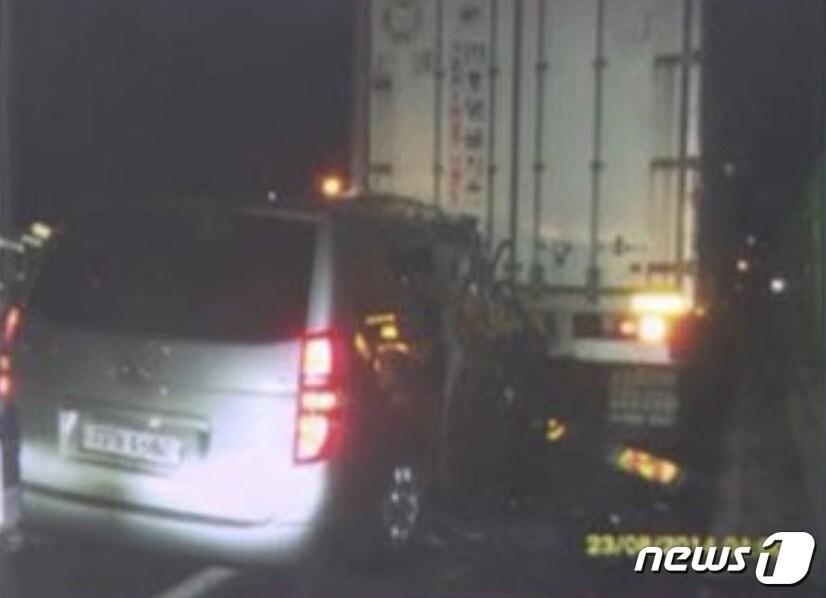 본문 이미지 - 지난 2014년 8월23일 오전 3시40분께 경부고속도로 천안삼거리 휴게소 인근에서 40대 운전자의 승합차가 갓길에 주차된 8톤 화물차를 들이받아  만삭의 캄보디아 아내와 7개월된 태아가 숨졌다. (충남지방경찰청 제공) ⓒ News1