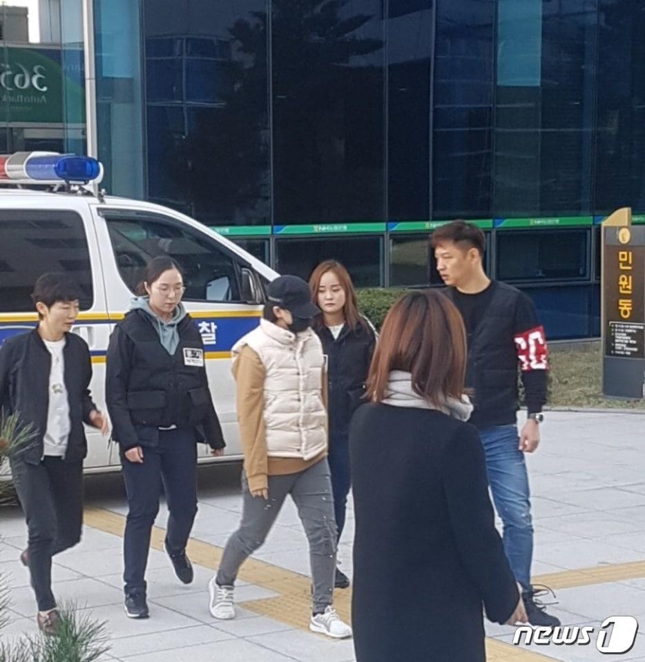 본문 이미지 - 이영학 딸 이모양(14)이 30일 오전 9시50분쯤 2번째 영장실질심사를 받기 위해 서울북부지법으로 들어서고 있다. ⓒ News1