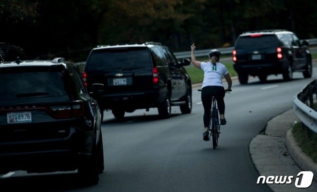 본문 이미지 - 한 여성이 트럼프 대통령이 탄 차량을 향해 '가운뎃손가락 욕설'을 해 화제다. (게티이미지 갈무리) ⓒ News1