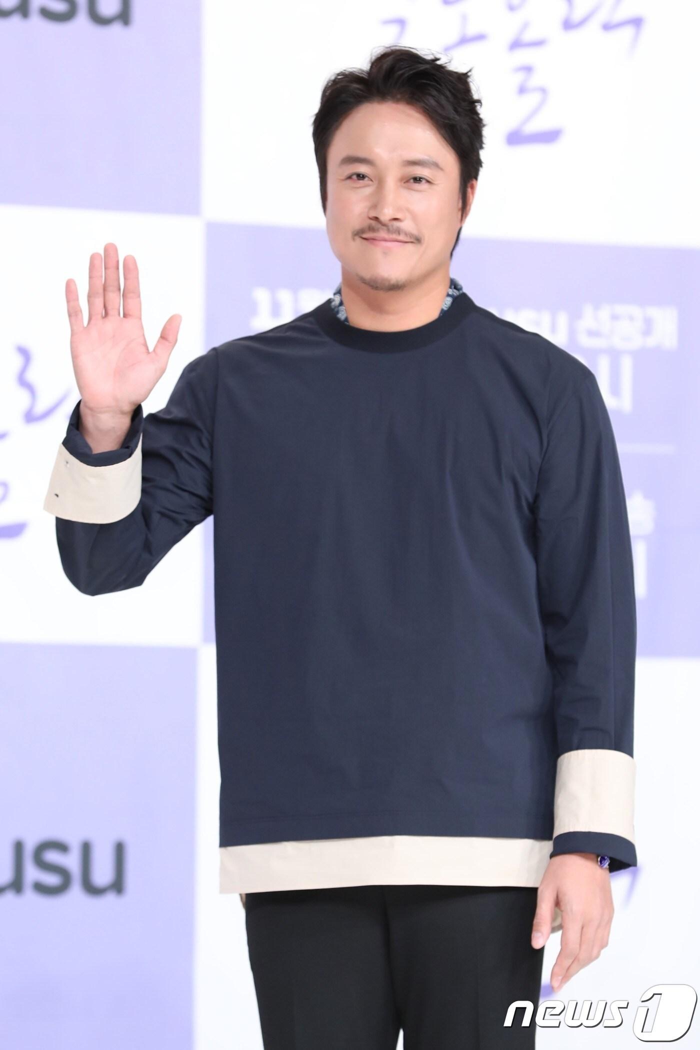 본문 이미지 - 배우 최대철이 30일 오후 서울 영등포 타임스퀘어 아모리스홀에서 진행된 OCN 드라마 '멜로홀릭' 제작발표회에 참석해 포즈를 취하고 있다. 2017.10.30 / 뉴스1 ⓒ News1 강고은 에디터