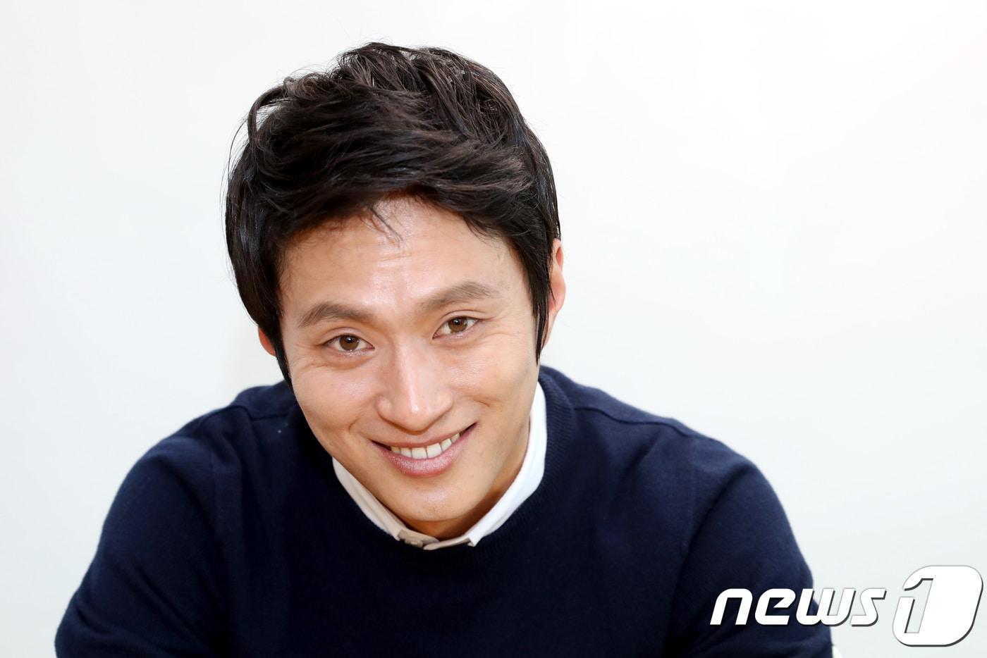 본문 이미지 - 영화 '범죄도시'에서 장첸(윤계상) 일당의 행동대장 양태 역으로 인상적인 연기를 펼친 배우 김성규가 뉴스1과 만나 카메라 앞에서 포즈를 취하고 있다.2017.10.30/뉴스1 ⓒ News1 이광호 기자