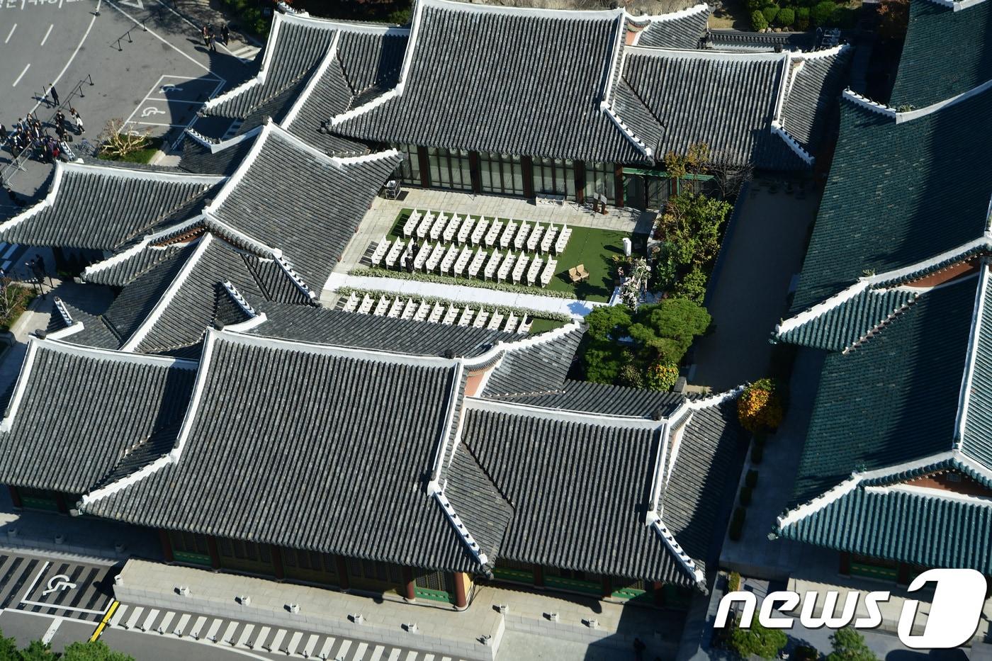 31일 '송송커플' 송중기, 송혜교가 결혼식을 올리는 서울 신라호텔 영빈관에는 기와 사이로 하객들을 맞을 하얀 의자가 놓여있다. 2017.10.31./뉴스1 ⓒ News1 권현진 기자