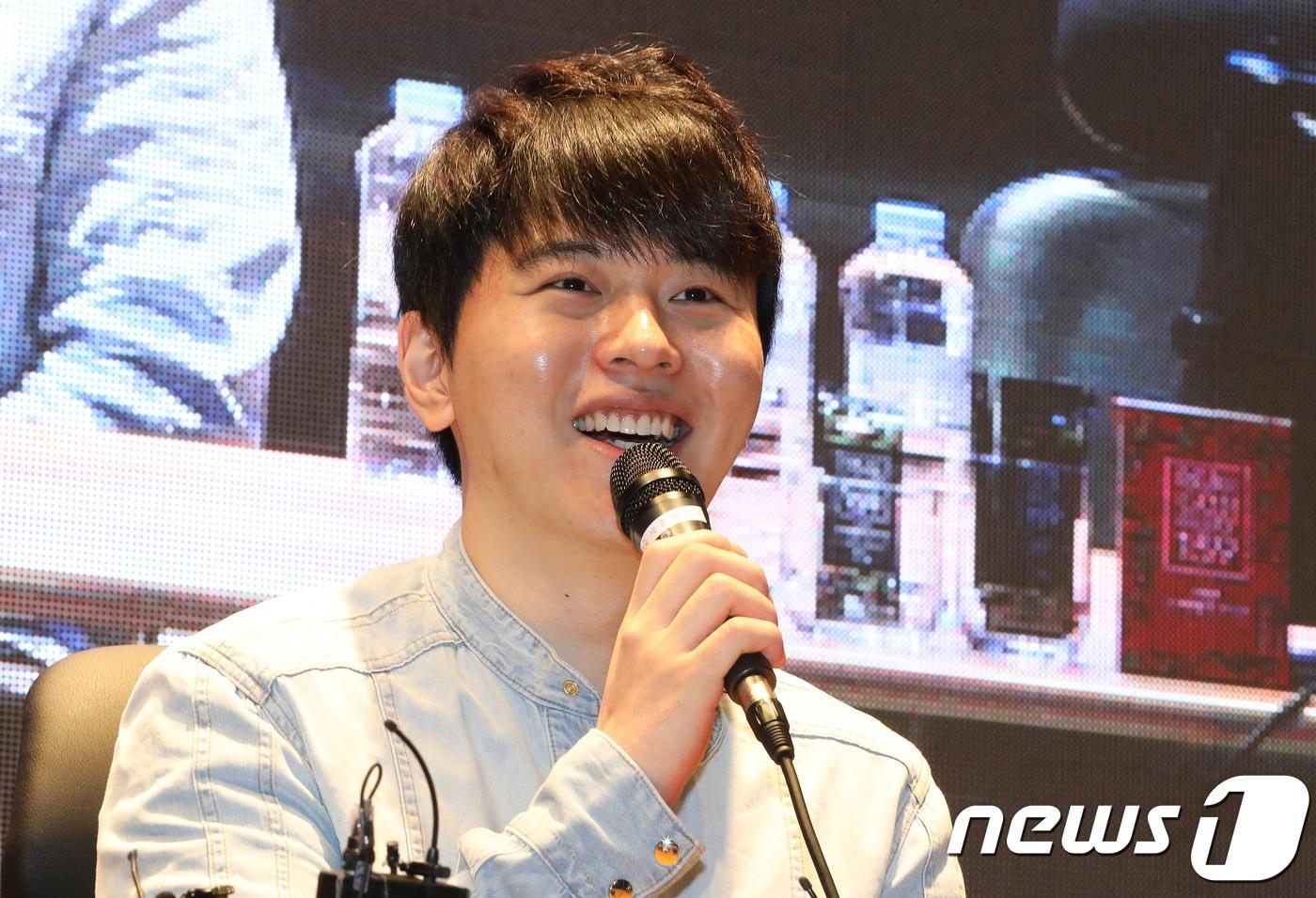 프로게이머 송병구 선수가 31일 오후 서울 광진구 세종대학교에서 열린 ‘인간 vs 인공지능’ 스타크래프 게임 대결을 앞두고 취재진 질문에 답변하고 있다. 2017.10.31/뉴스1 ⓒ News1 이재명 기자