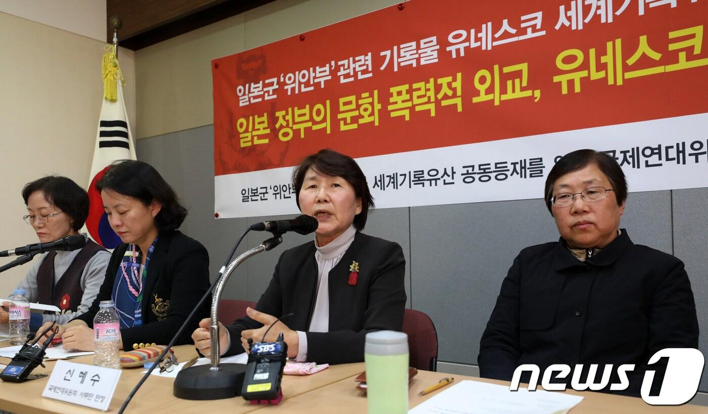 본문 이미지 - 신혜수 국제연대위원회 사무단장이 31일 서울 중구 동북아역사재단에서 기자회견을 하고 있다.  2017.10.31/뉴스1 ⓒ News1 민경석 기자