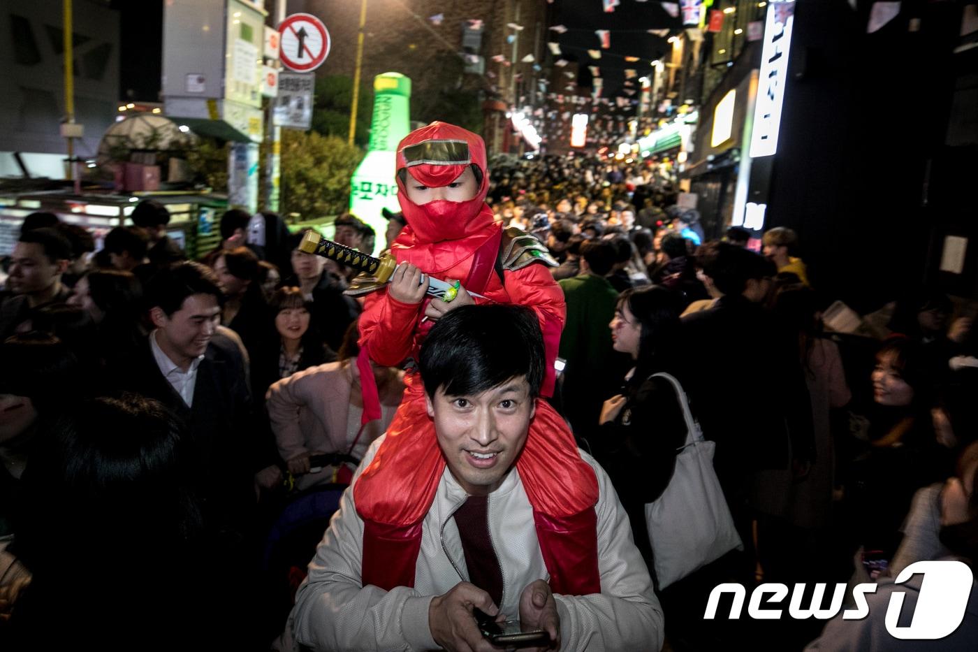 본문 이미지 - 매년 10월31일이면 서울 용산구 이태원동 일대엔 시민들이 코스튬 복장과 메이크업 등을 하고 핼러윈데이를 즐긴다ⓒ News1 성동훈 기자