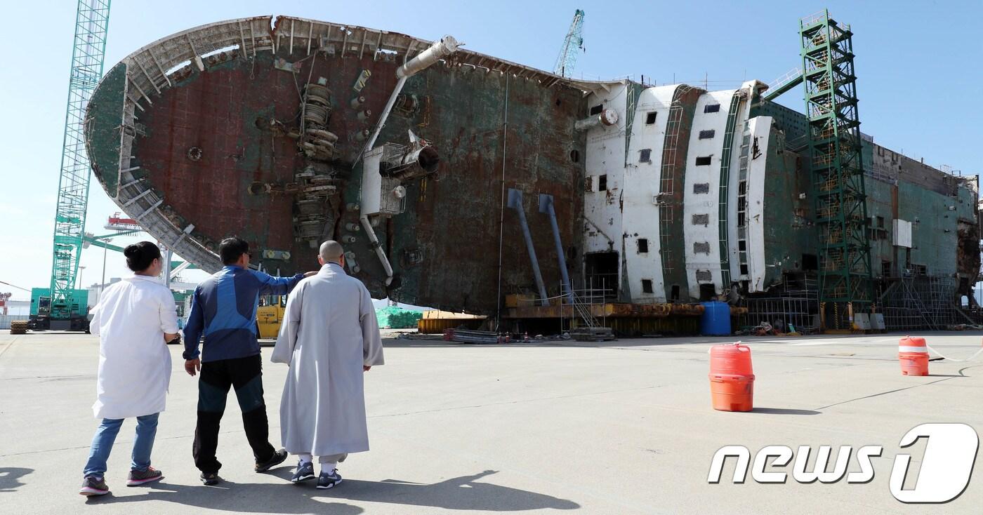 추석 당일인 4일 오전 전남 목포신항에 거치된 세월호 앞에서 세월호 참사 미수습자인 권재근씨의 형인 권오복씨가 차례를 지내고 세월호를 바라보고 있다. 현재 단원고 남현철군, 박영인군, 양승진 교사와 일반 승객 권재근씨·혁규군 부자 등 5명은 여전히 미수습자로 남아 있다. 2017.10.4/뉴스1 ⓒ News1 남성진 기자