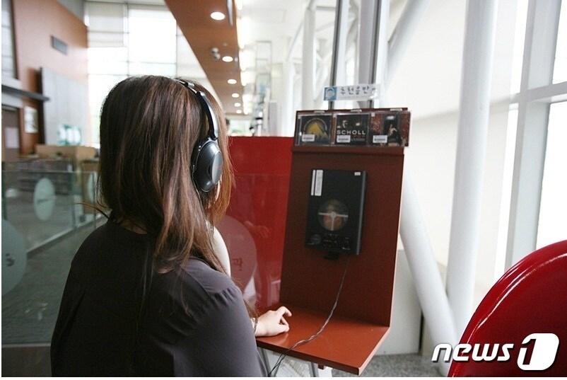 본문 이미지 - 디지털정보도서관음반석(용인시 제공)ⓒ News1