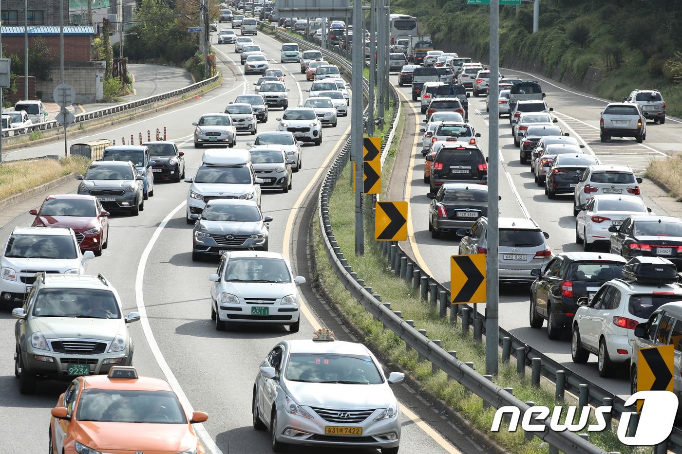 본문 이미지 - 서해안고속도로와 연결되는 서울 양천구 서부간선도로 신정교 부근.ⓒ News1 신웅수 기자
