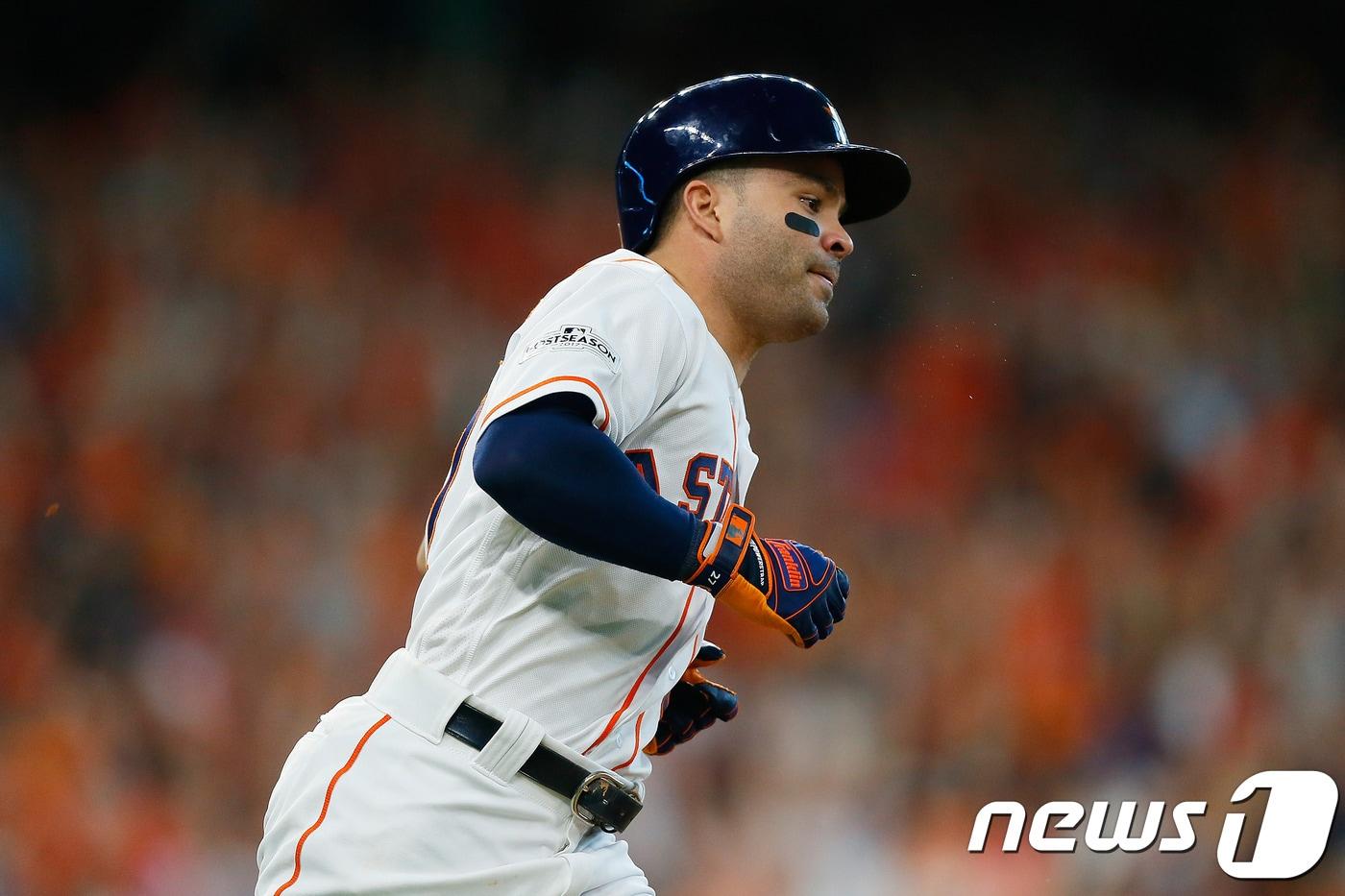 호세 알투베(휴스턴)가 6일(한국시간) 미국 텍사스준의 미닛메이드파크에서 열린 보스턴 레드삭스와의 아메리칸리그 디비전 시리즈 1차전에서 3홈런을 몰아쳤다. ⓒ AFP=News1