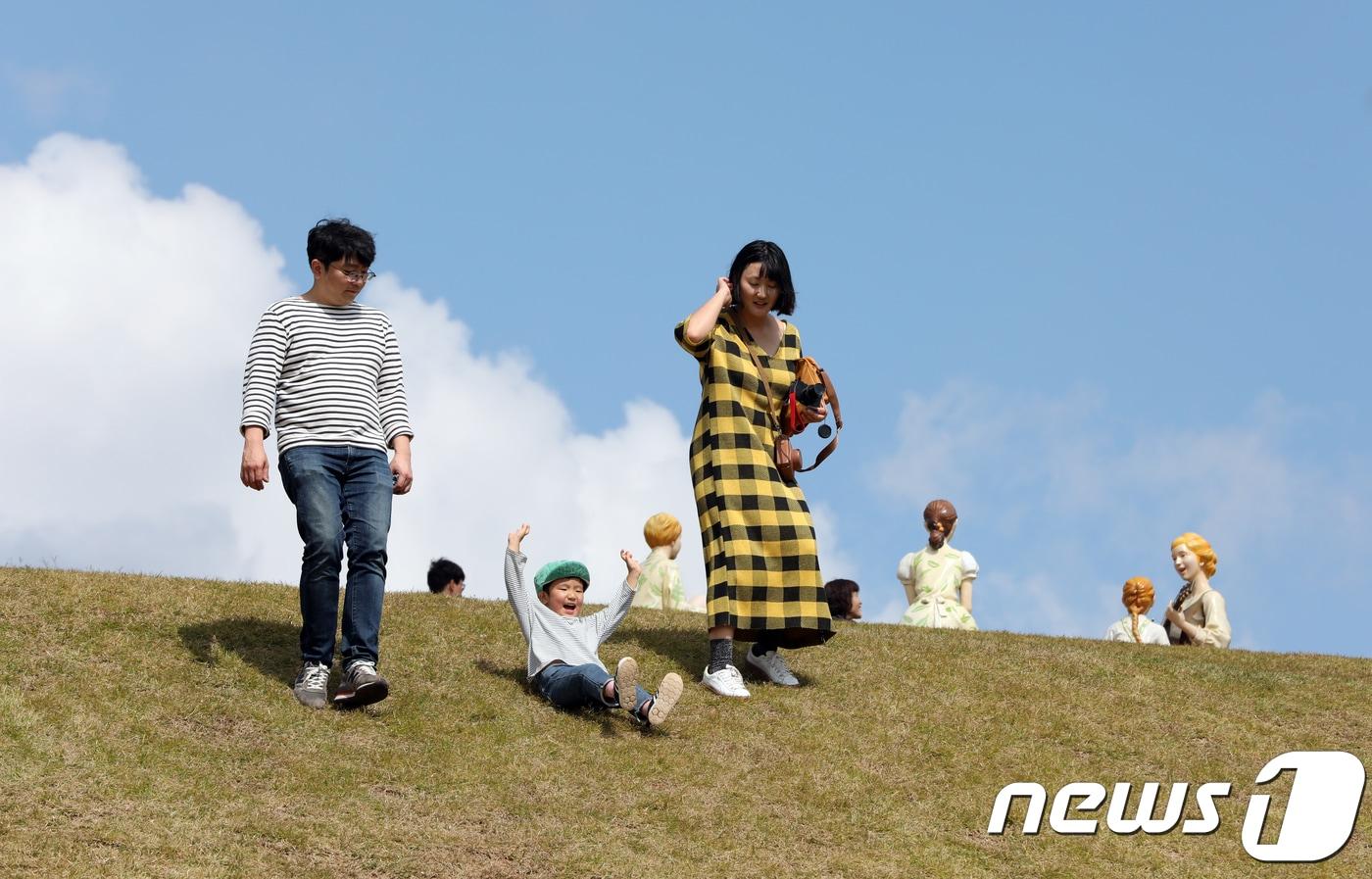 본문 이미지 - 전북 임실군 임실치즈테마파크에서 한 어린이가 잔디 미끄럼틀을 타고 있다.(사진은 기사 내용과 무관함) / 뉴스1 ⓒ News1