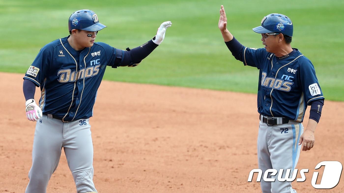 본문 이미지 - 8일 오후 부산 사직야구장에서 열린 프로야구 '2017 KBO 포스트시즌 준플레이오프' 1차전 롯데자이언츠와 NC다이노스의 경기 4회초 NC 2사 주자1,2루 상황에서 타석에 들어선 권희동이 1타점 적시타를 치고 기뻐하고 있다.  2017.10.8/뉴스1 ⓒ News1 이승배 기자