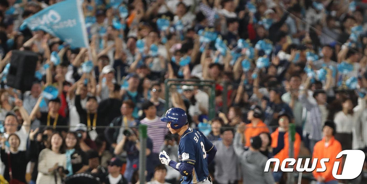 8일 오후 부산 사직야구장에서 열린 프로야구 '2017 KBO 포스트시즌 준플레이오프' 1차전 롯데자이언츠와 NC다이노스의 경기 11회초 2사 주자 만루 상황, NC모창민이 만루홈런을 친뒤 베이스를 돌고 있다.2017.10.8/뉴스1 ⓒ News1 여주연 기자