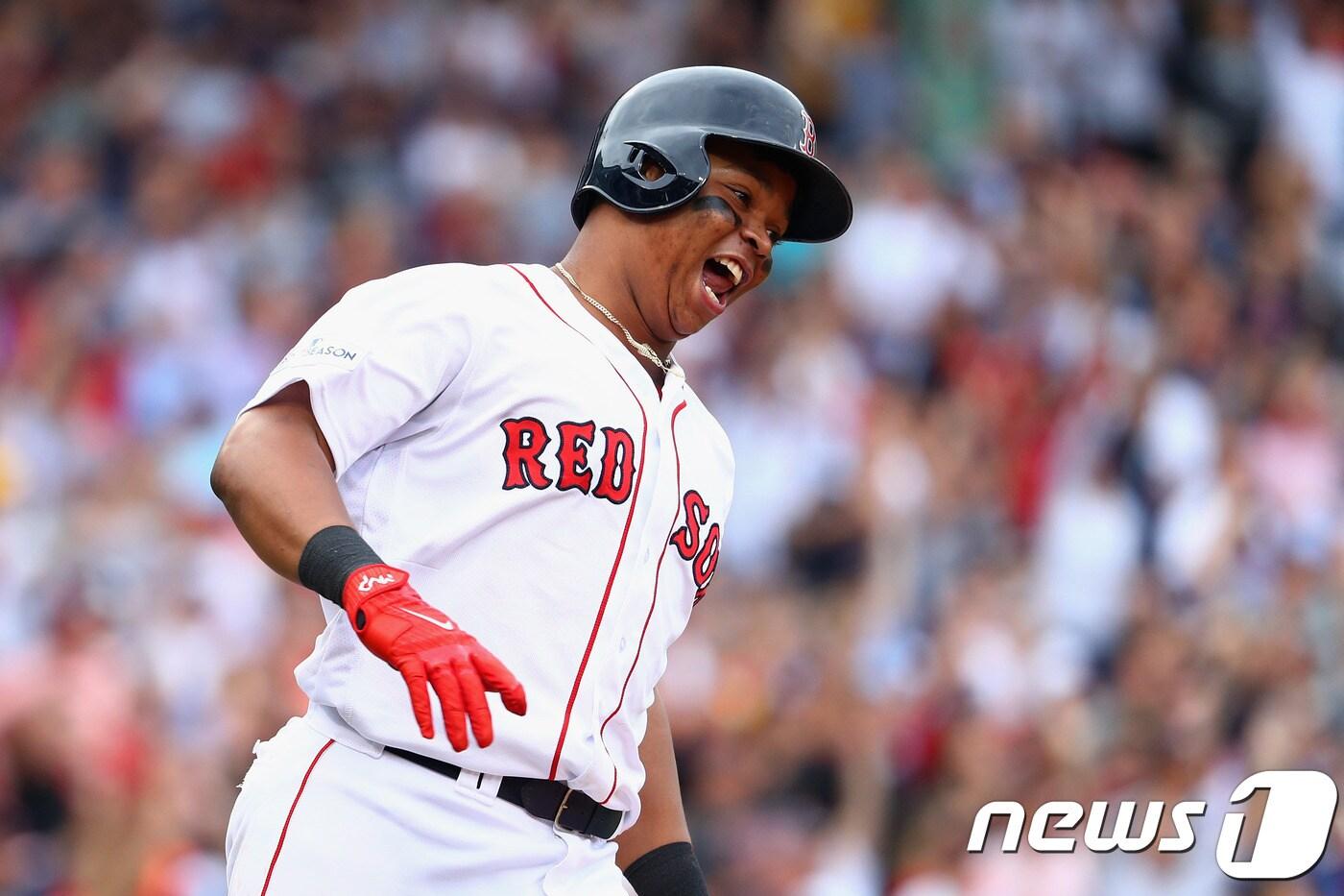 보스턴 레드삭스 라파엘 디버스가 9일(한국시간) 열린 2017 메이저리그 ALDS 3차전에서 3회말 역전 2점홈런을 친 뒤 베이스를 돌고 있다. ⓒ AFP=News1