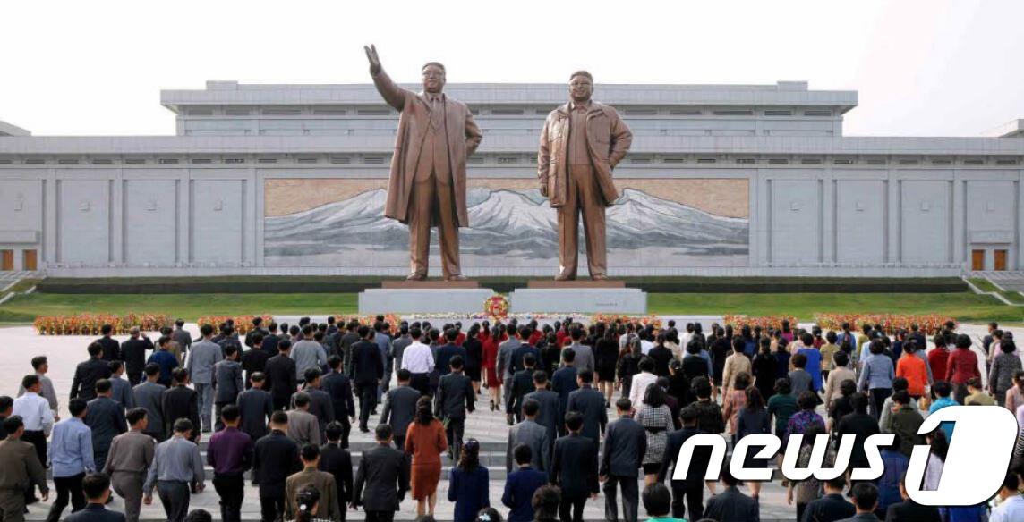 본문 이미지 - 김정일 북한 노동당 총비서 추대 20주년인 지난 8일 인민군 장병들과 근로자, 학생들이 김일성·김정일 동상을 찾았다고 노동신문이 9일 보도했다. &#40;노동신문&#41; 2017.10.9/뉴스1