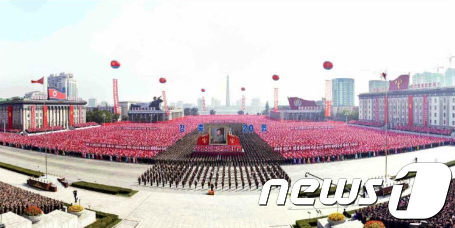 본문 이미지 - 김정일 북한 노동당 총비서 추대 20주년인 지난 10월8일 평양 김일성 광장에서 열린 중앙경축대회에 노동당과 군 수뇌부, 10만여 명의 군중이 참가했고 저녁에는 대동강변 주체사상탑 주변에서 대규모 불꽃놀이 행사도 펼쳤다고 노동신문이 9일 보도했다. (노동신문) 2017.10.9/뉴스1