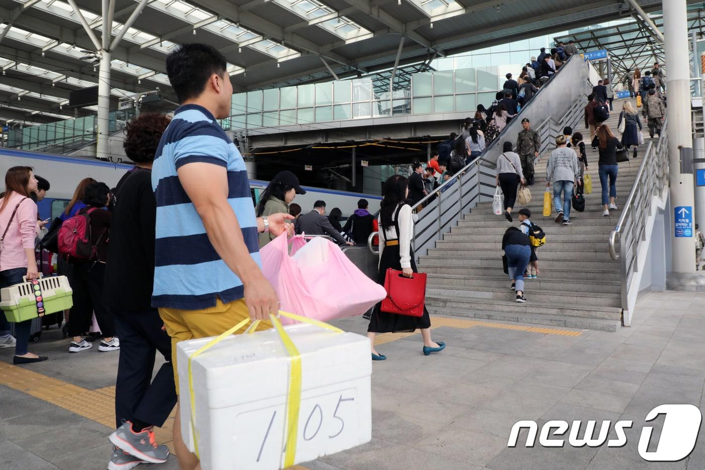 본문 이미지 - 추석 연휴 마지막날인 9일 오전 서울역에서 고향을 다녀온 귀경객들이 승강장을 나서고 있다. 2017.10.9/뉴스1 ⓒ News1 황기선 기자