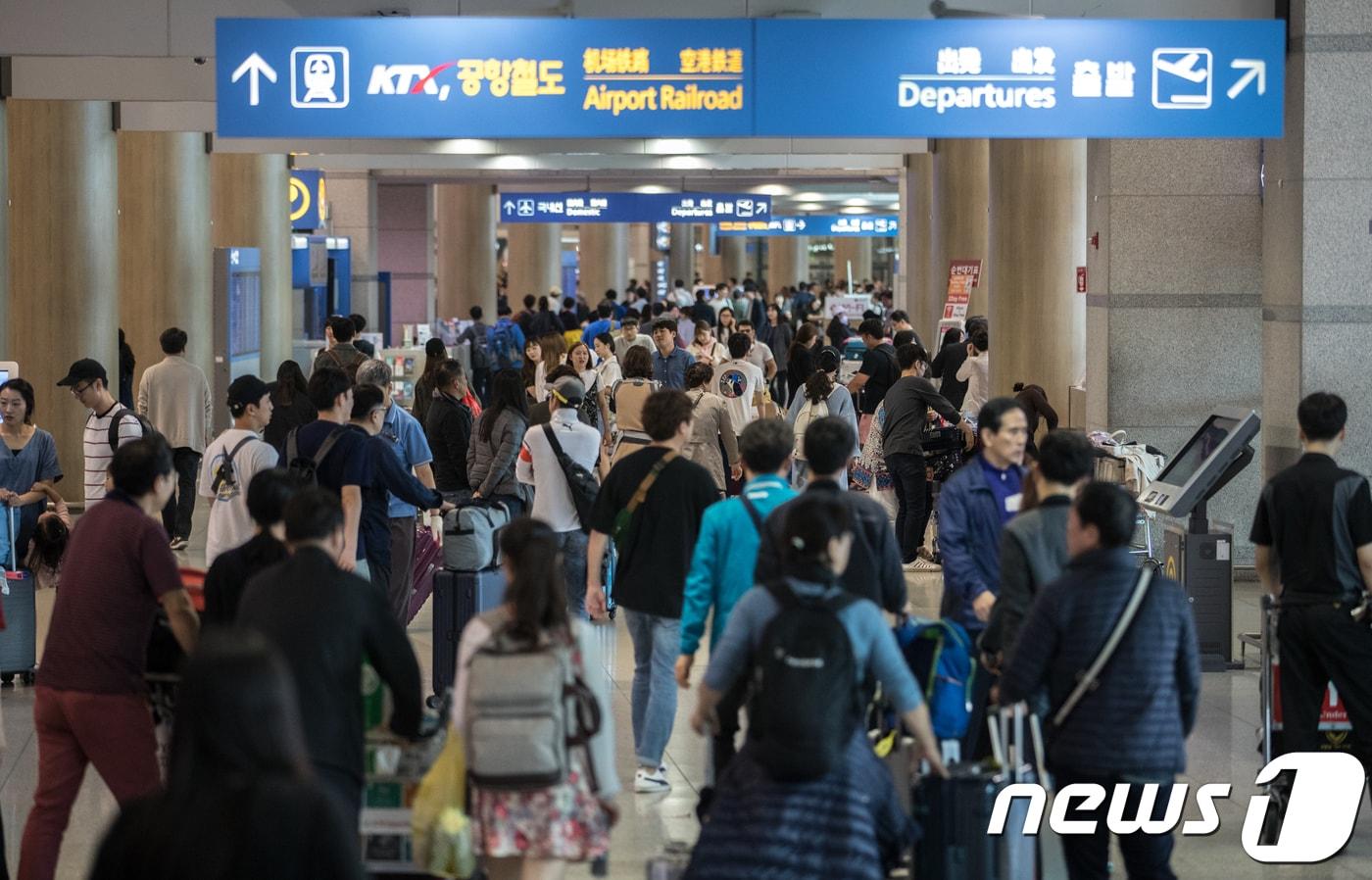 추석 연휴 마지막 날인 9일 오후 시민들이 인천공항을 통해 입국하고 있다.2017.10.9/뉴스1 ⓒ News1