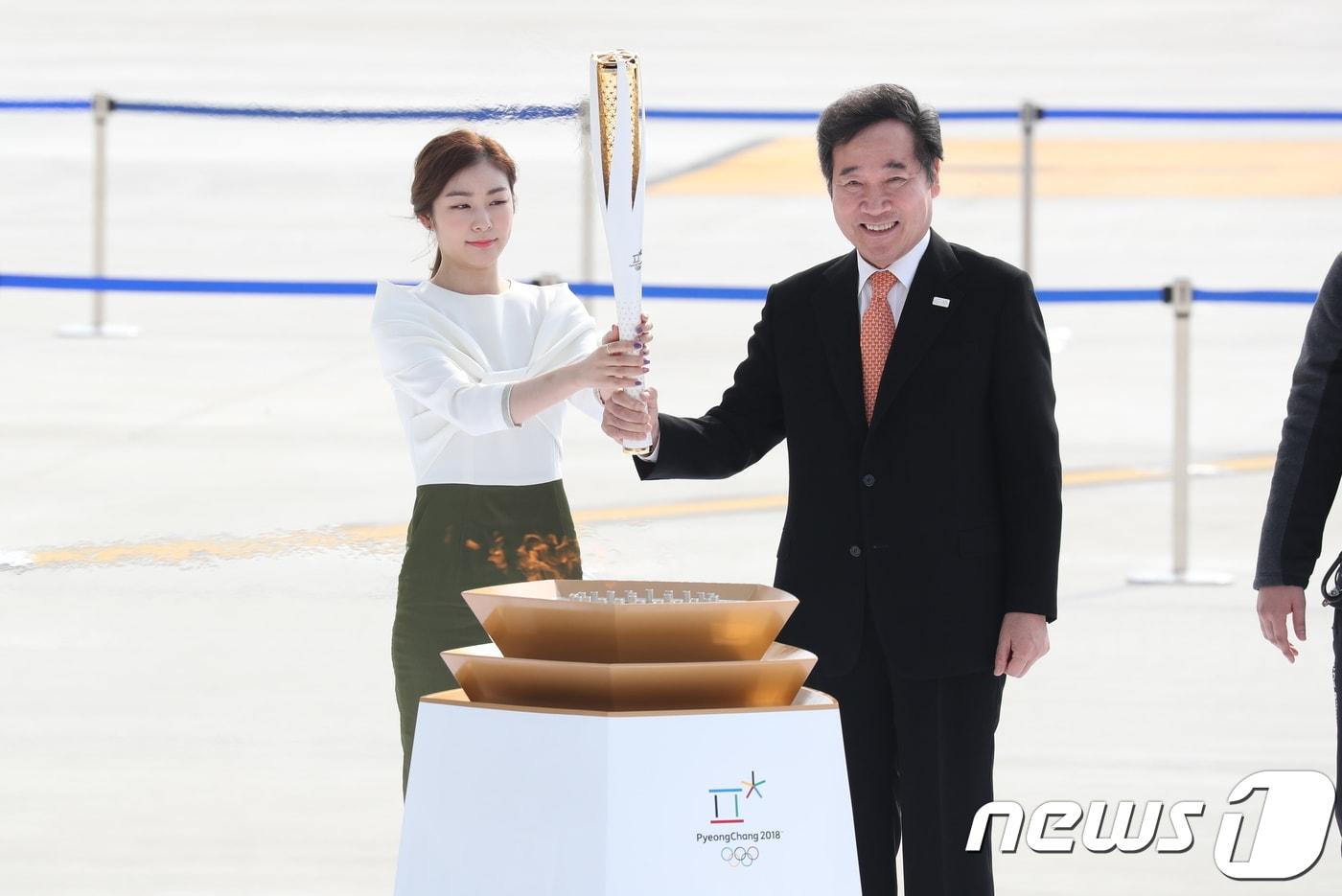 본문 이미지 -  이낙연 국무총리(오른쪽)와  평창 홍보대사 김연아가 성화봉을 들고 환하게 웃고 있다.   2017.11.1/뉴스1 ⓒ News1 유승관 기자