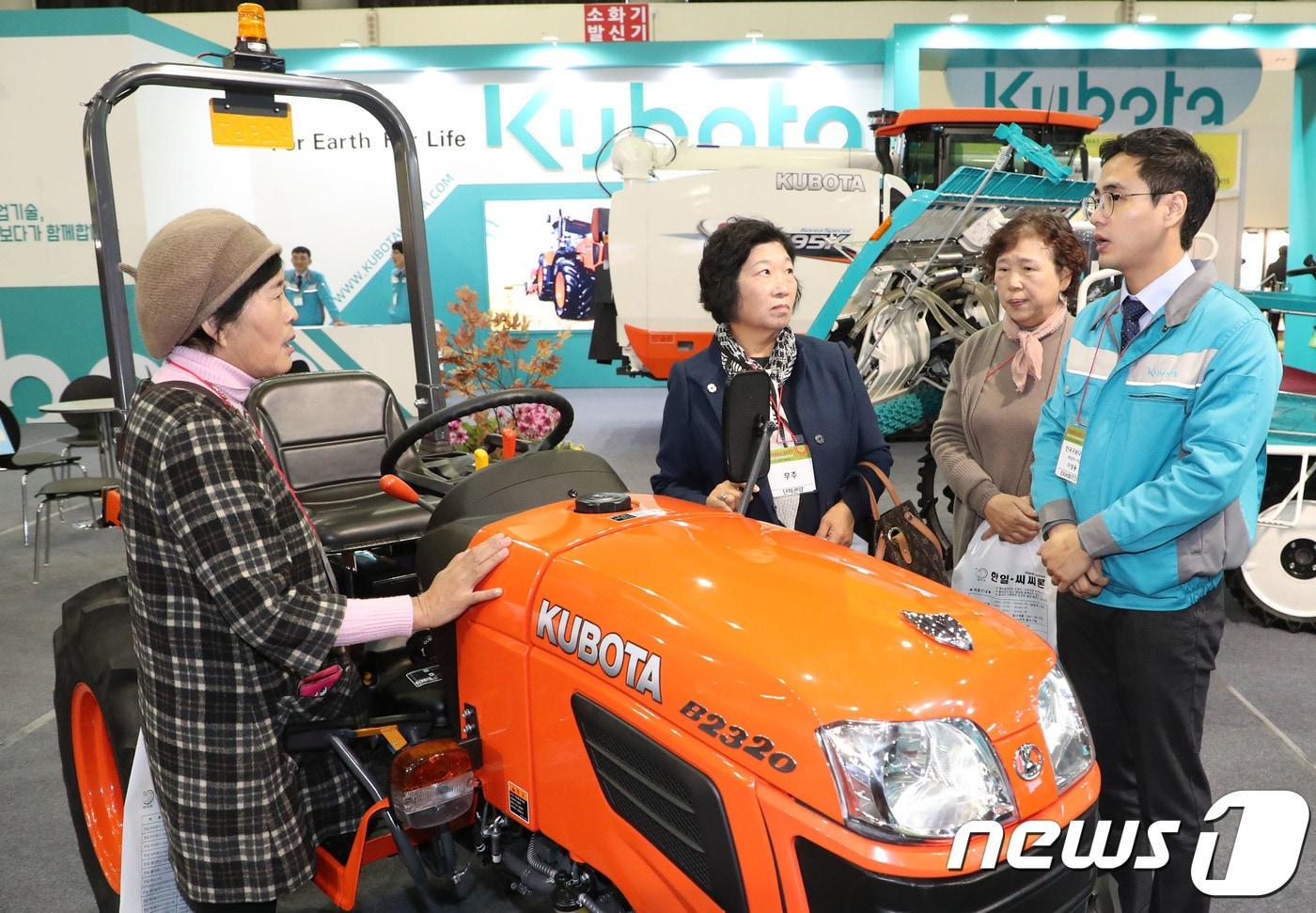 대전무역전시관에서 열린 ‘제12회 대전국제 농업기술전’을 찾은 관람객들이 각종 농기계를 살펴보고 있다. &#40;사진은 기사 내용과 무관함&#41; / 뉴스1 ⓒ News1
