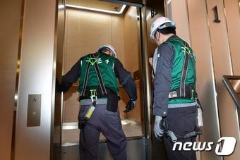 본문 이미지 - 지난해 11월 서울 송파구 롯데월드타워에서 '2017 재난대응 안전한국훈련'의 하나로 실시된 지진대피훈련에서 구조대원들이 엘리베이터 문을 개방하고 있다. 2017.11.01/뉴스1 ⓒ News1 임세영 기자
