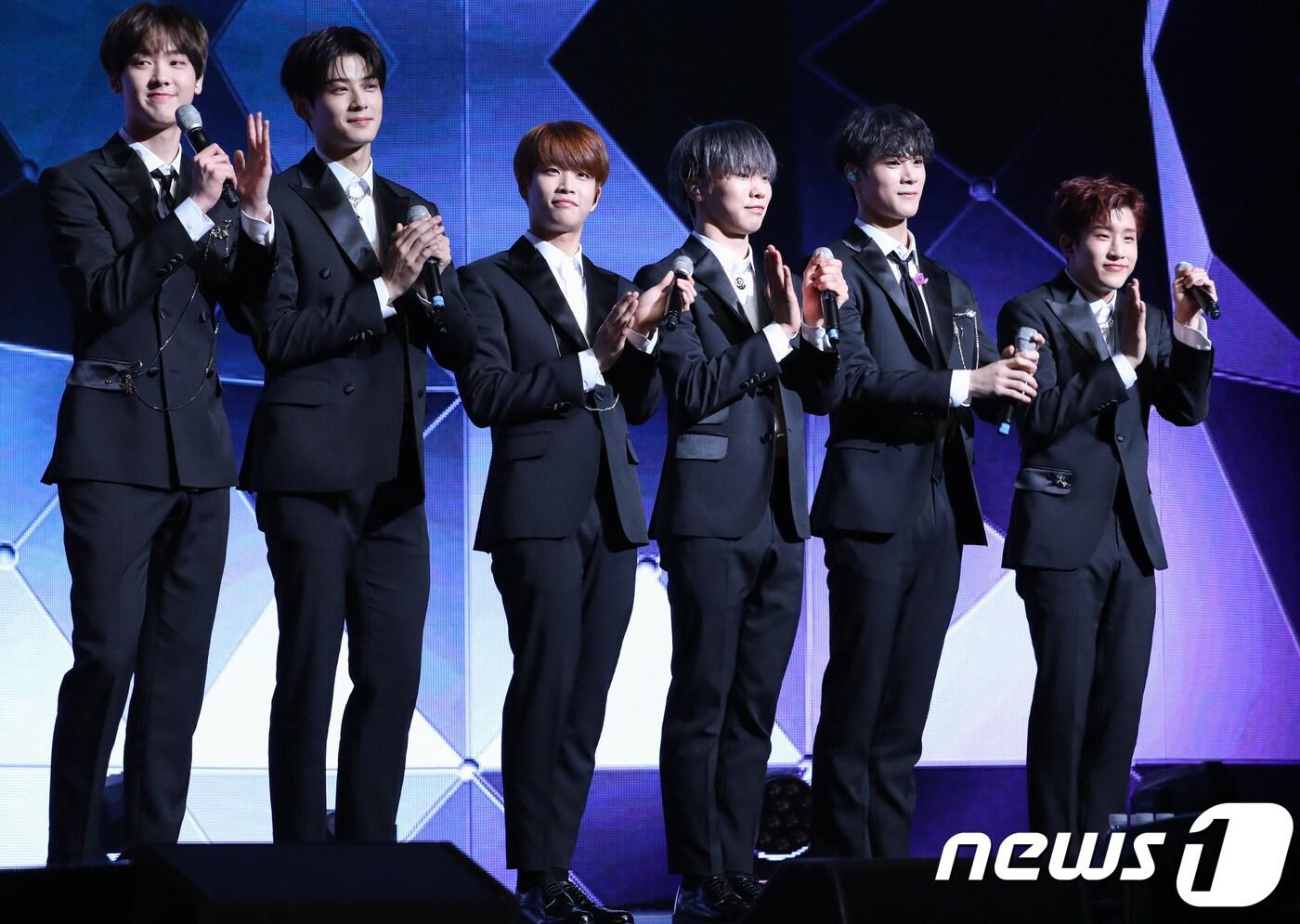 본문 이미지 - 그룹 '아스트로'가 1일 오후 서울 광진구 예스이십사홀에서 진행된 쇼케이스에 참석해 포즈를 취하고 있다. 왼쪽부터 윤산하,차은우,MJ,라키,문빈,진진 2017.11.1 / 뉴스1 ⓒ News1 강고은 에디터