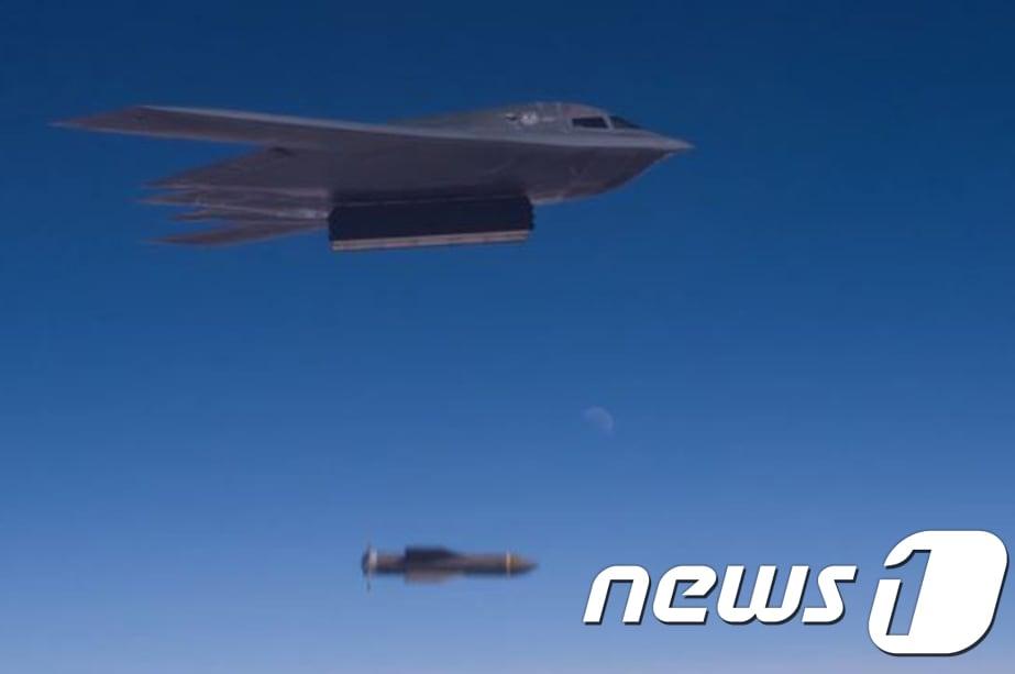 본문 이미지 - 미 공군이 작년 10월28일(현지시간) 미주리주 화이트먼 공군기지에서 스텔스 전략폭격기 B-2 '스피릿'으로부터 GBU-57 대형 관통탄(MOP)을 투하하는 훈련을 실시했다. (화이트먼 공군기지 홍보영상 캡처) 2017.11.1/뉴스1