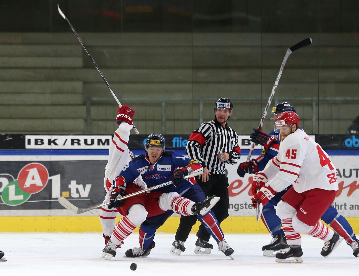 본문 이미지 - 치열한 몸싸움이 펼쳐지는 아이스하키. (대한아이스하키협회 제공). ⓒ News1