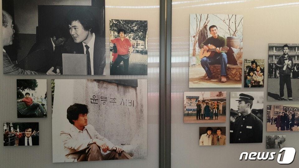 본문 이미지 - 기형도문학관에 전시된 기형도 시인의 사진들ⓒ News1