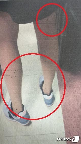 본문 이미지 - 피의자 A씨가 스타킹을 신고 걸어가는 여대생 종아리에 검은 액체 구두약을 뿌린 장면.(부산지방경찰청 제공)ⓒ News1