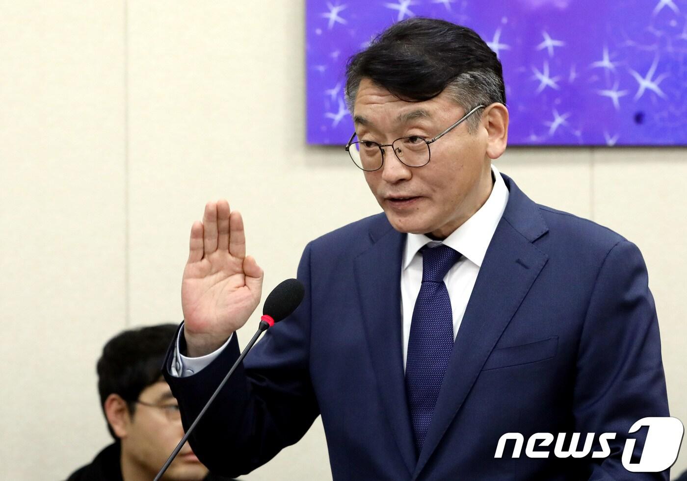 본문 이미지 - 고대영 전 KBS 사장이 2017년 11월 국회 과학기술정보방송통신위원회의 국정감사에서 증인 선서를 하고 있다. 2017.11.10/뉴스1 ⓒ News1 박정호 기자