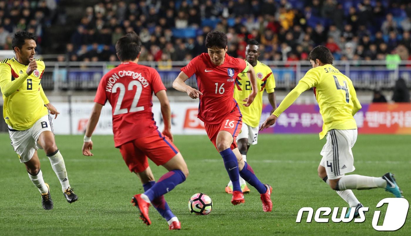 한국 축구대표팀의 주장 기성용이 A매치 통산 100번째 출전을 앞두고 있다. /뉴스1 DB ⓒ News1 송원영 기자