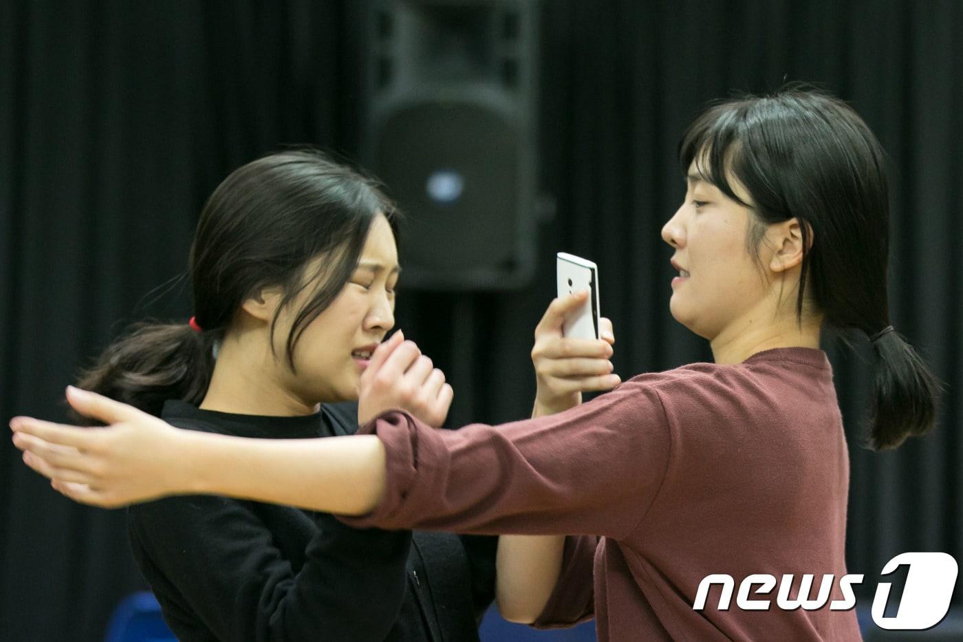 연극 '말들의 집' 연습 장면. 김벼리(왼쪽)와 백혜경 배우 ⓒ News1