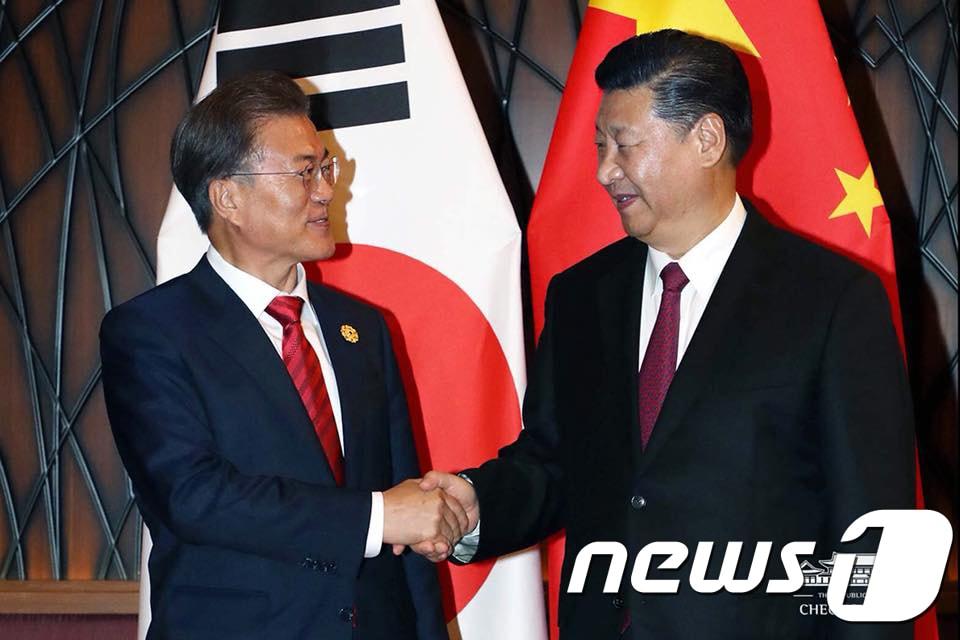 본문 이미지 - 아시아태평양경제협력체(APEC) 정상회의를 참석 중인 문재인 대통령이 11일 (현지시간) 베트남 다낭 크라운플라자 호텔에서 열린 한·중 정상회담에서 시진핑 중국 국가 주석과 악수를 하고 있다. (청와대 페이스북) 2017.11.12/뉴스1 ⓒ News1 이광호 기자