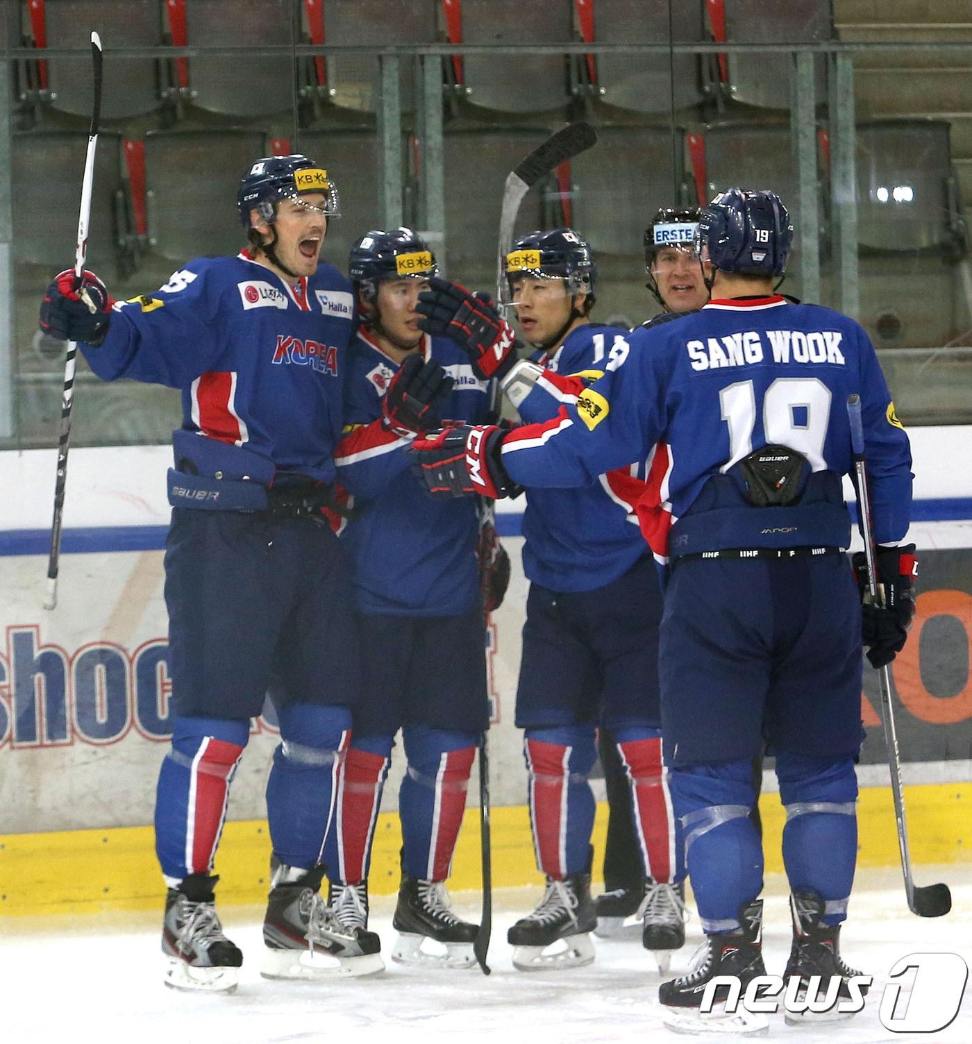 본문 이미지 - 남자 아이스하키 대표팀이 2017 유로 아이스하키 챌린지컵에서 3연패로 대회를 마쳤다. (대한아이스하키협회 제공). ⓒ News1