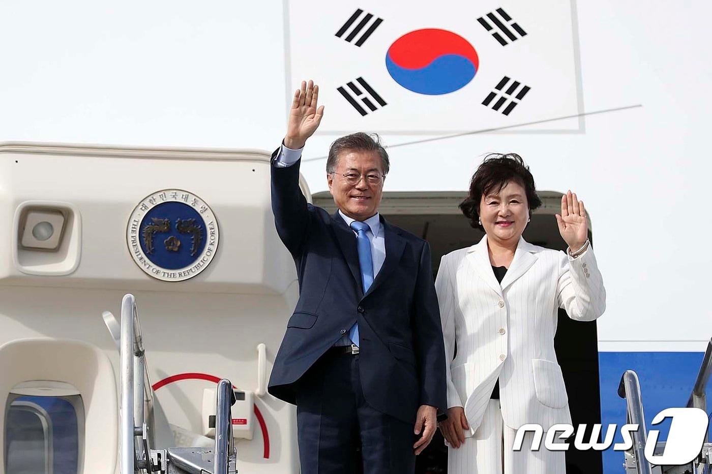 문재인 대통령이 부인 김정숙 여사. (청와대) 2017.11.13/뉴스1 ⓒ News1 이광호 기자