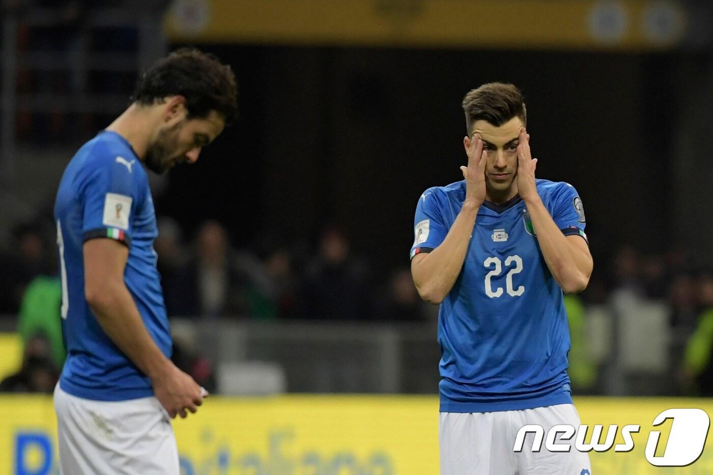이탈리아 선수들이 14일(한국시간) 이탈리아 밀라노의 주세페 메아자에서 열린 스웨덴과의 '2018 국제축구연맹(FIFA) 러시아 월드컵' 유럽 지역 플레이오프 2차전에서 비겨 월드컵 진출이 실패하자 실망스러워 하고 있다. ⓒ AFP=News1