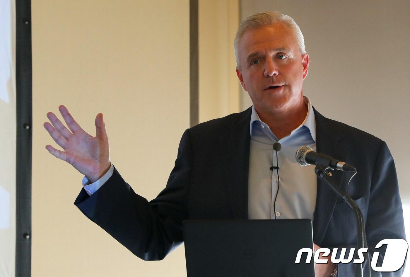 미카엘 프란존 필립모리스인터내셔널 의학 담당 수석이 14일 서울 광화문 포시즌스 호텔에서 궐련형 전자담배 아이코스의 유해성과 연구 결과를 발표하고 있다.  2017.11.14/뉴스1 ⓒ News1 허경 기자