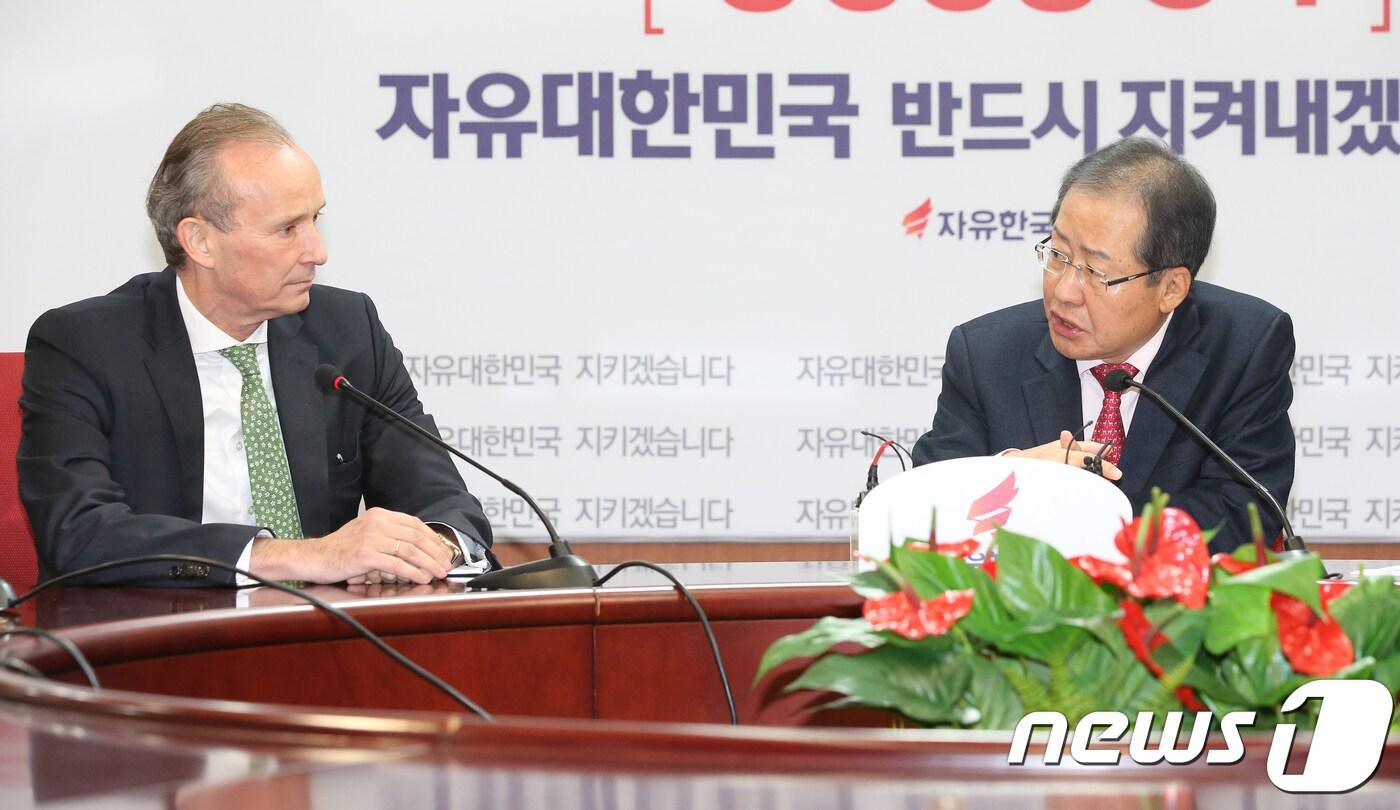 홍준표 자유한국당 대표가 14일 서울 여의도 당사에서 슈테판 아우어 주한독일대사를 접견하고 있다. (자유한국당 제공) 2017.11.14/뉴스1