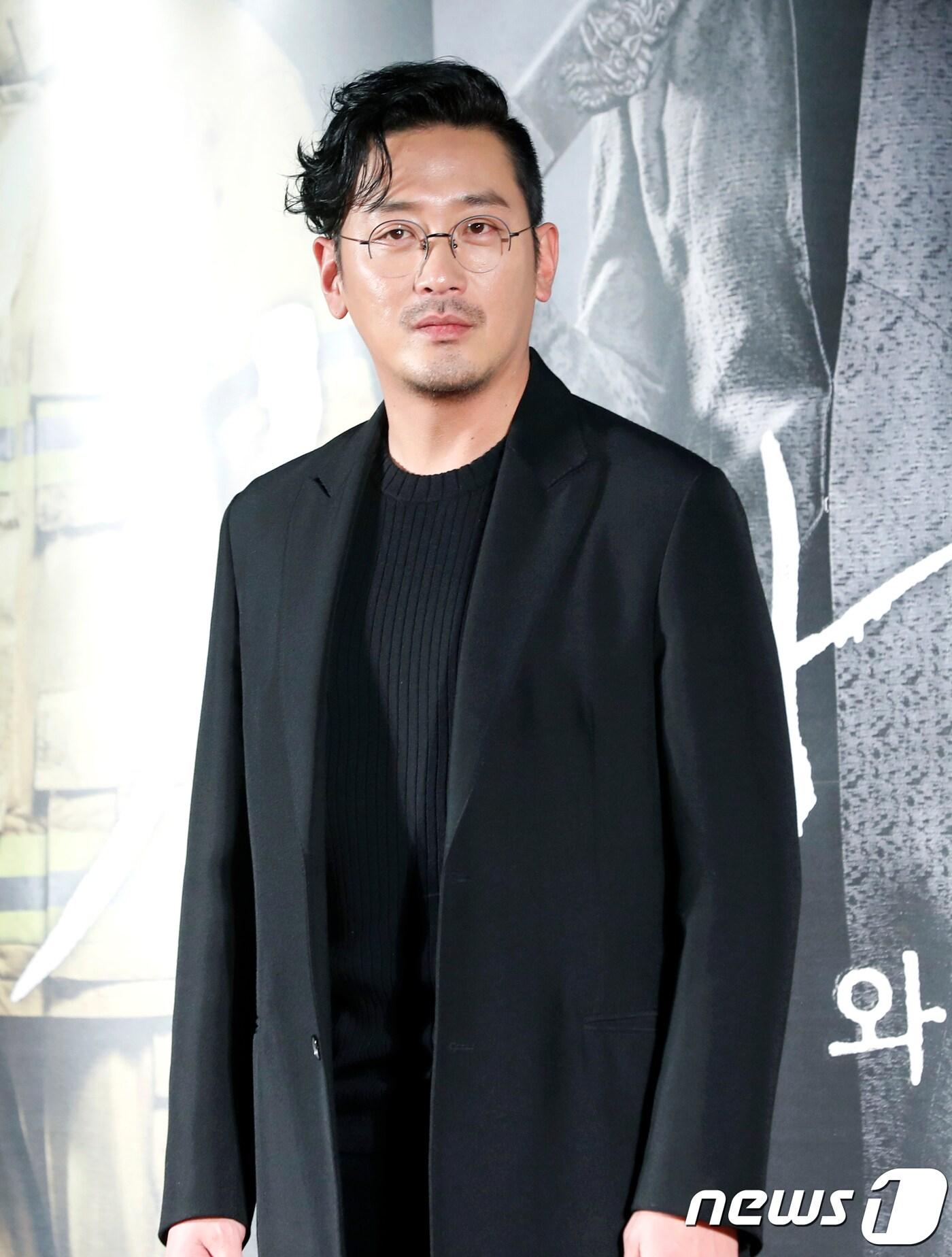 본문 이미지 - 배우 하정우가 14일 오전 서울 건대 롯데시네마에서 열린 영화 ‘신과 함께’ 제작발표회에 참석해 포즈를 취하고 있다. 2017.11.14./뉴스1 ⓒ News1 권현진 기자