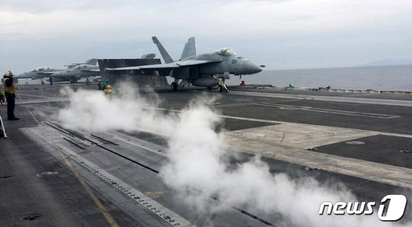 본문 이미지 - 미국 핵 추진 항공모함 3척이 참가한 가운데 동해상에서 실시중인 한미 연합훈련 사흘째인 지난 13일 로널드 레이건호&#40;CVN 76&#41;의 갑판위에서 F-18 전투기가 이륙준비를 하고 있다. &#40;사진은 기사 내용과 무관&#41; 2017.11.14/뉴스1 ⓒ News1 홍기삼 기자