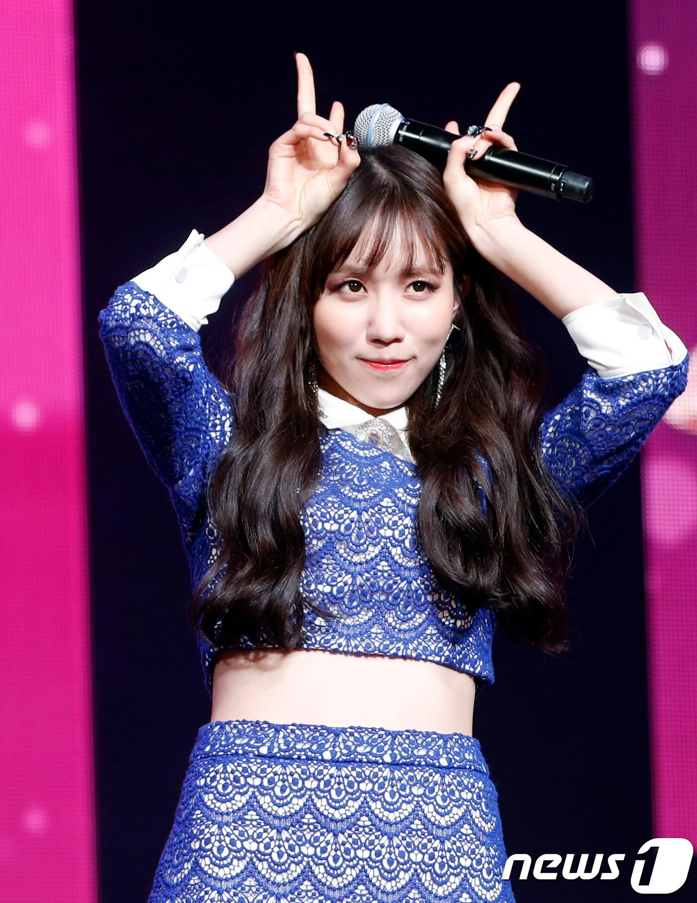 본문 이미지 - 걸그룹 러블리즈 진이 14일 오후 서울 용산구 한남동 블루스퀘어에서 열린 세 번째 미니앨범 ‘폴 인 러블리즈(Fall in Lovelyz)’ 발매 기념 쇼케이스에 참석해 사랑스러운 포즈를 취하고 있다. 2017.11.14./뉴스1 ⓒ News1 권현진 기자