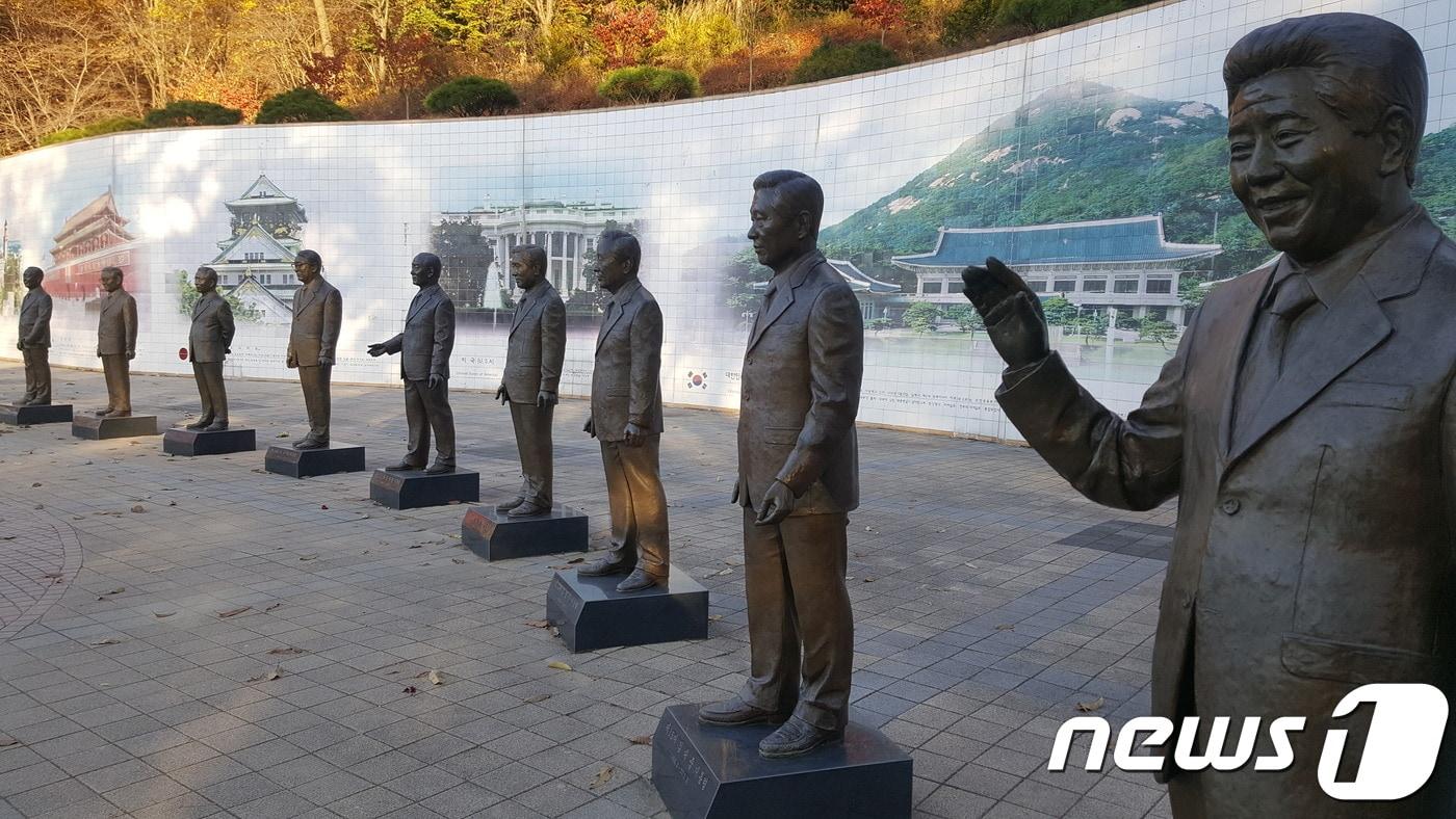 옛 대통령 별장 청남대 대통령광장에 이승만 초대 대통령부터 노무현 전 대통령까지 동상이 세워져 있다. 이명박 전 대통령은 본인의 이름을 딴 ‘대통령길’에 동상이 설치됐다. 청남대관리사업소는 박근혜 전 대통령 동상 설치에 대해서는 아직 결정을 내리지 못했다.ⓒ News1 송근섭 기자