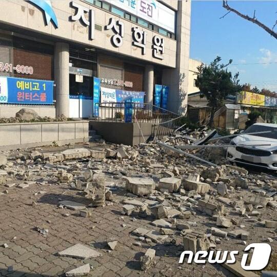 본문 이미지 - 15일 오후 2시29분쯤 경북 포항시 북구 북쪽 9㎞ 지역서 규모 5.4의 지진이 발생했다. 규모 5.4 지진은 지난해 경주에서 발생한 규모 5.6의 지진에 이어 역대 두번째 규모다. 기상청에 따르면 발생 위치는 위도 36.12도 경도 129.36도이며 발생 깊이는 9km이다. (SNS 캡쳐) 2017.11.15/뉴스1