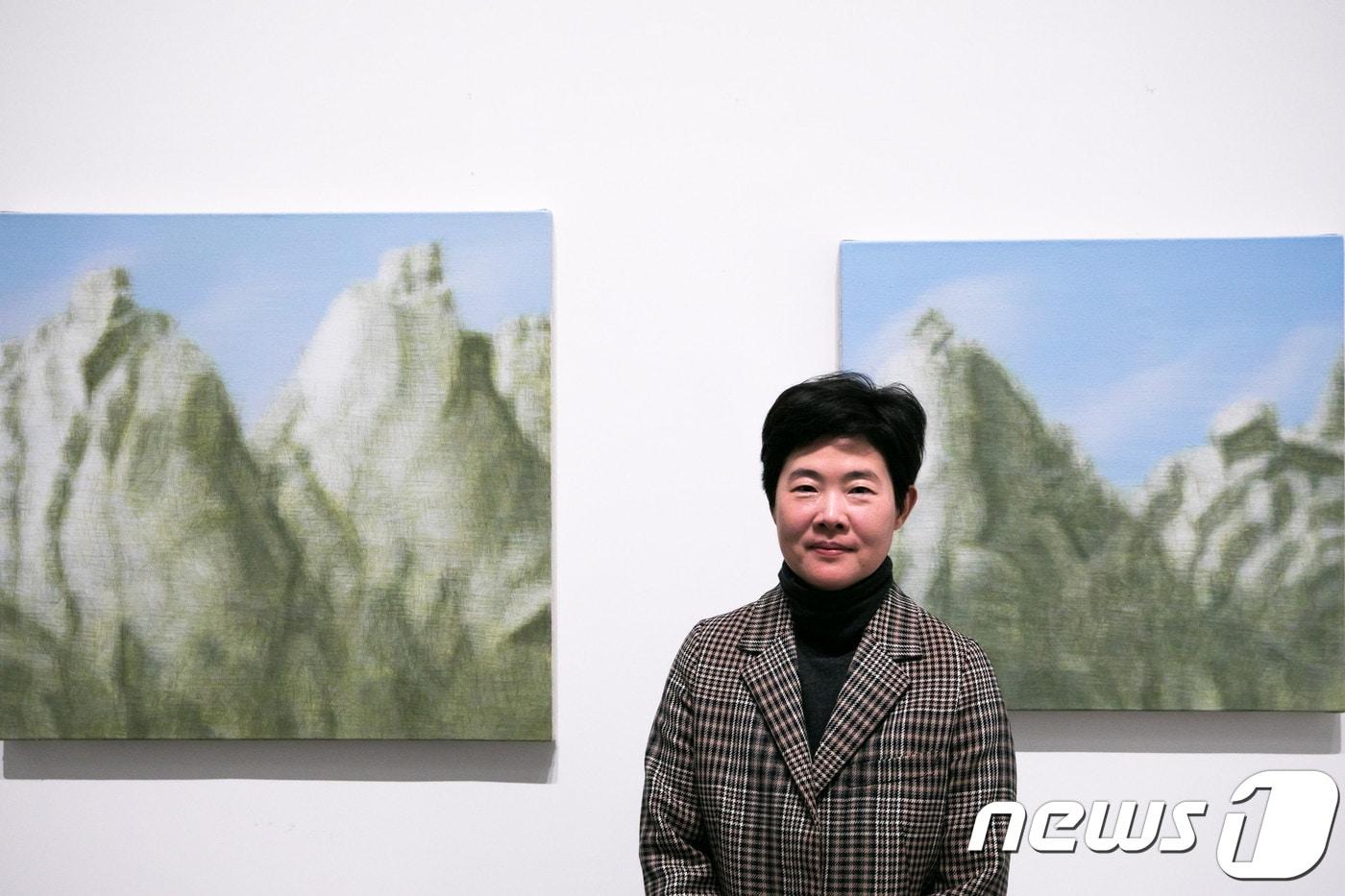 본문 이미지 - 정주영 작가와 '북한산 No.45'(왼쪽) '북한산 No.46'ⓒ News1