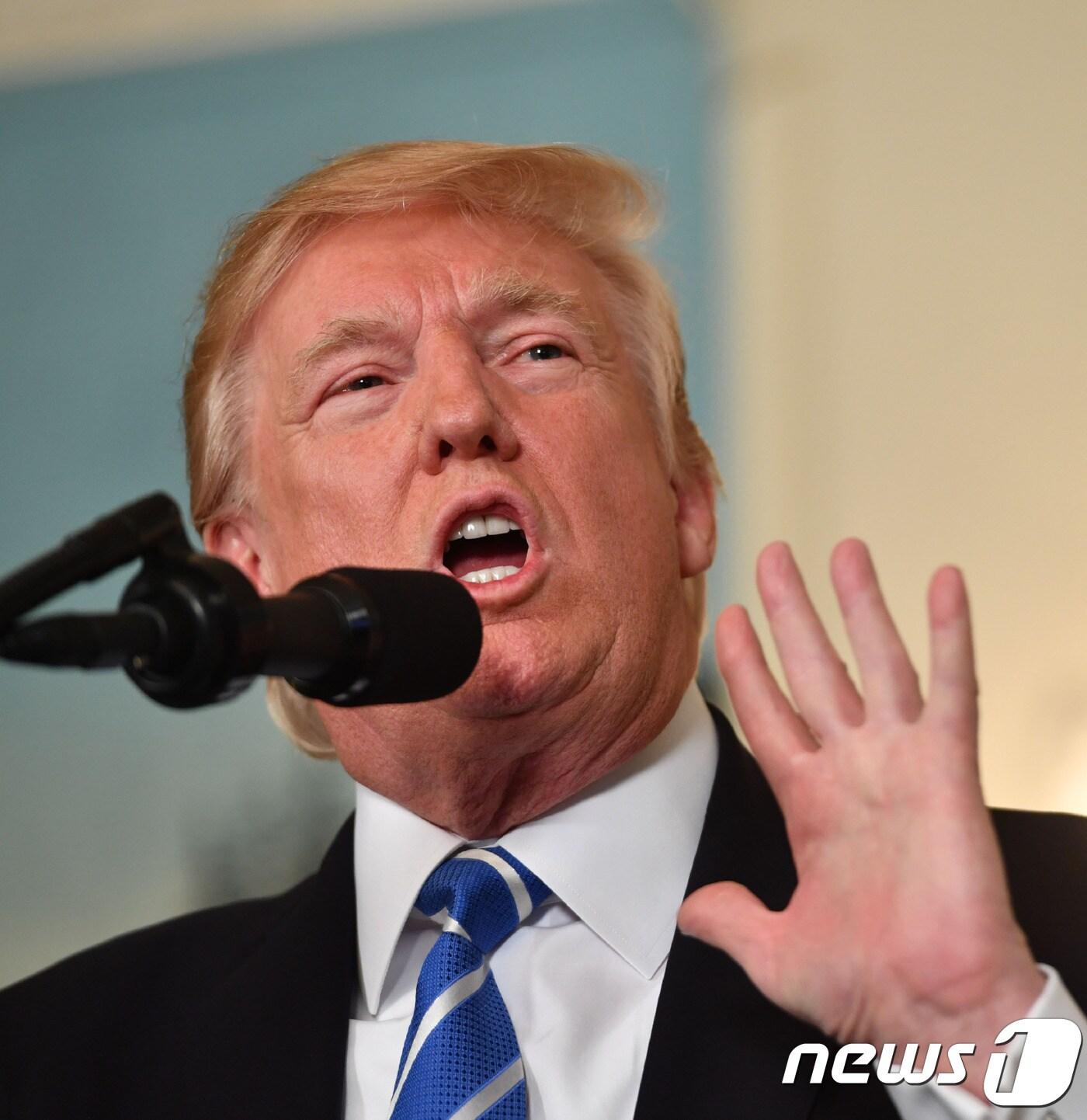 본문 이미지 - 도널드 트럼프 미국 대통령이 15일(현지시간) 백악관 외교접견실에서 아시아 순방 결과와 관련한 발표를 하고 있다. ⓒ AFP=뉴스1